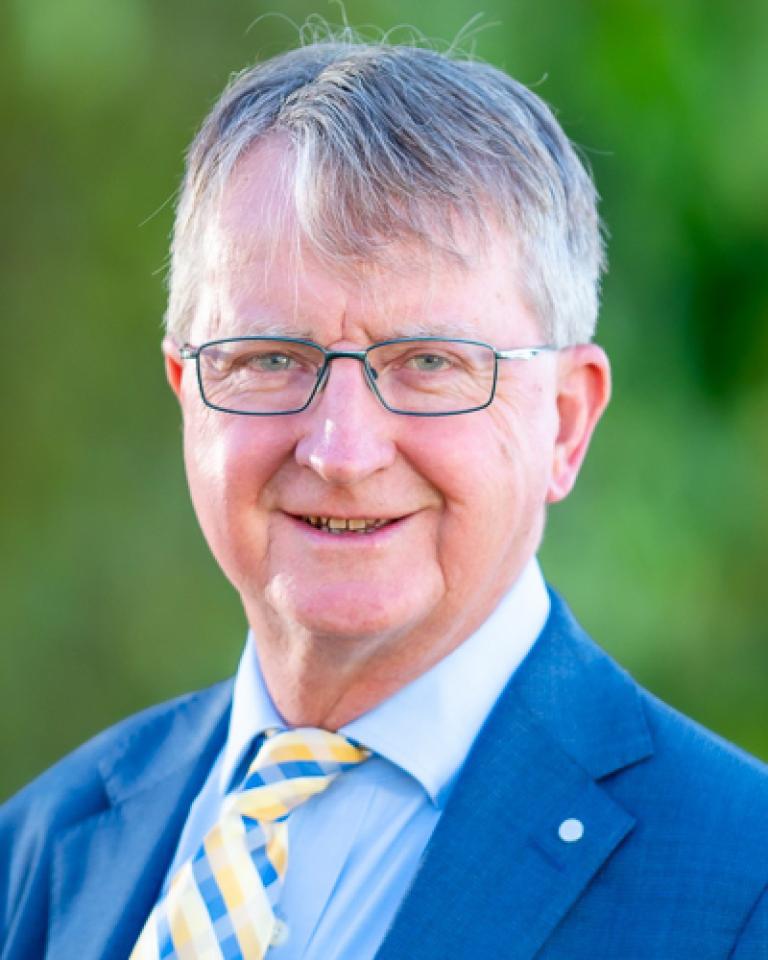 Portrait photo of Michael Manthorpe PSM wearing business attire
