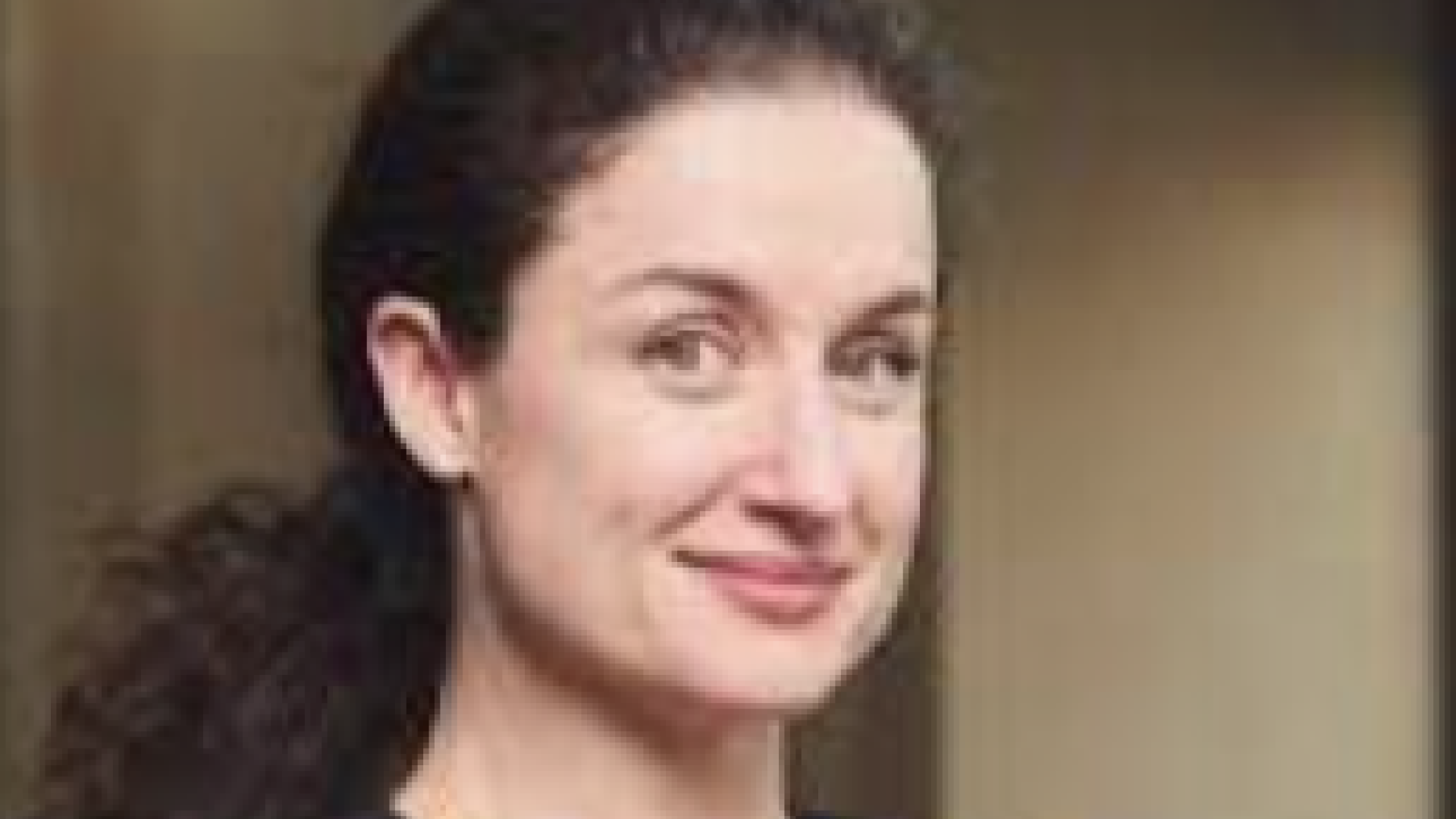 Head shot photo of Isabel Hanson 